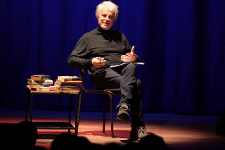 Michele Placido questa sera al Teatro Concordia e non in Piazza Piacentini causa maltempo